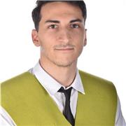 Joven de 24 años recién graduado de la carrera de diseño gráfico con el título First de inglés